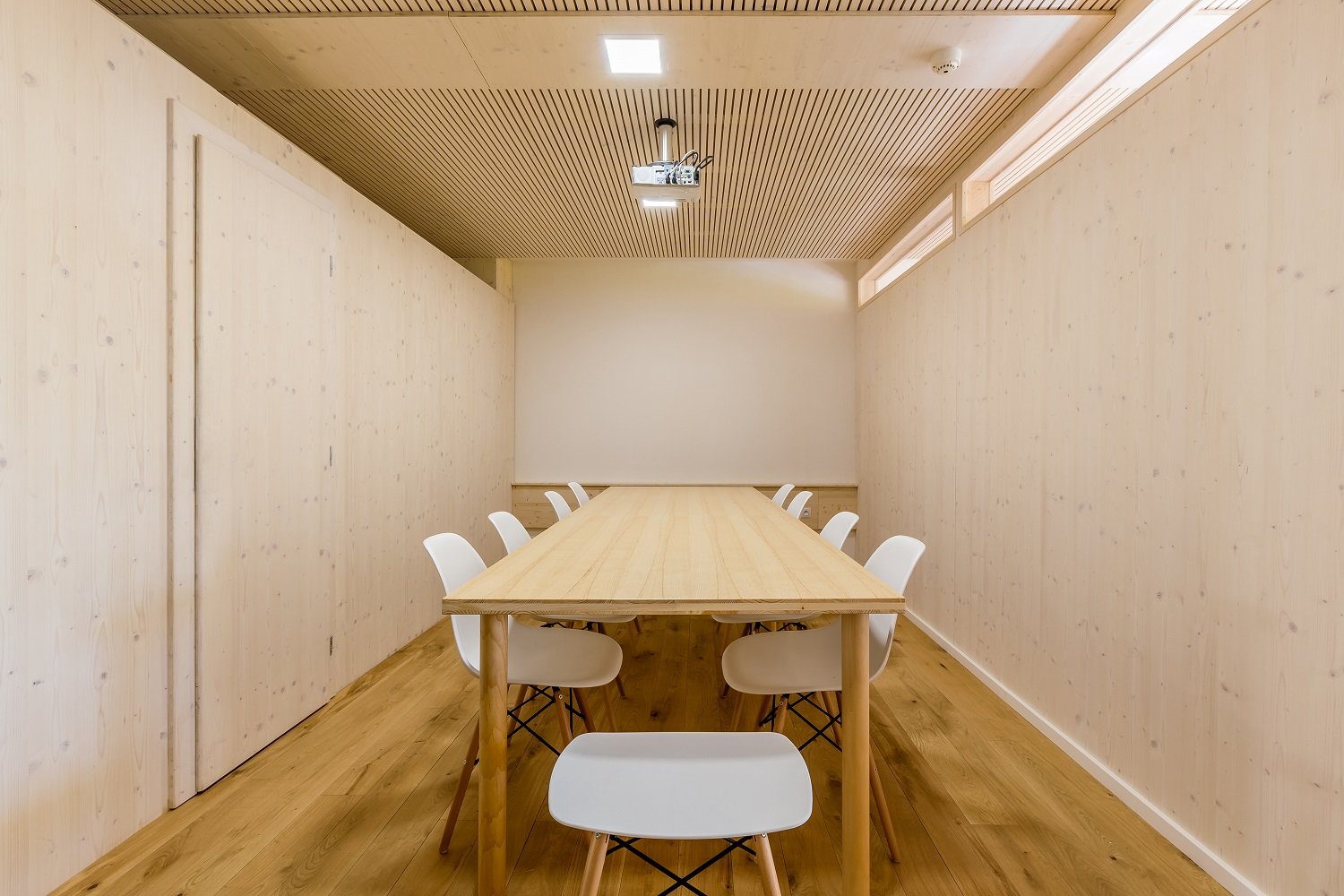 Interiér s dřevěnou masivní podlahou