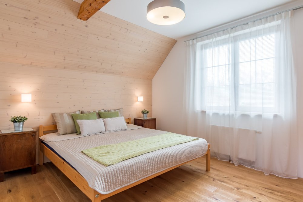 Masivní podlaha Feel Wood v ložnici
